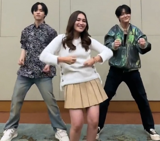 Bikin Iri Para Penggemar, Ayu Ting Ting Dance Bareng Boygroup korea Selatan Treasure