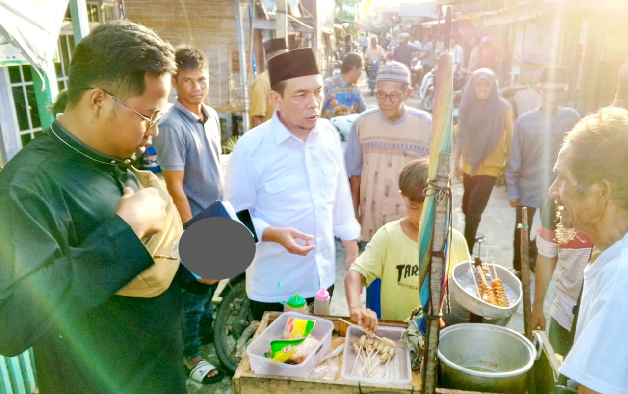 Buktikan Kedekatannya dengan Masyarakat, Ustadz Amin Tak Sungkan Cicipi Makanan Jajanan Warga