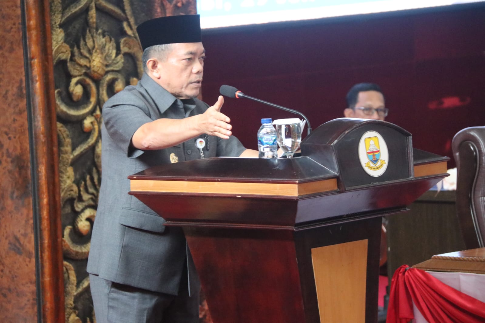 Gubernur Al Haris Sampaikan Jawaban Atas Pandangan Umum Fraksi-Fraksi Dprd