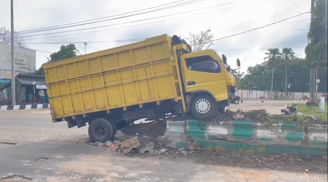 Sebuah Truk Menghantam Pembatas Jalan Di Muara Bulian