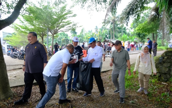 Wagub Sani Pimpin Gotong Royong Massal Gerakan Indonesia ASRI di Danau Sipin