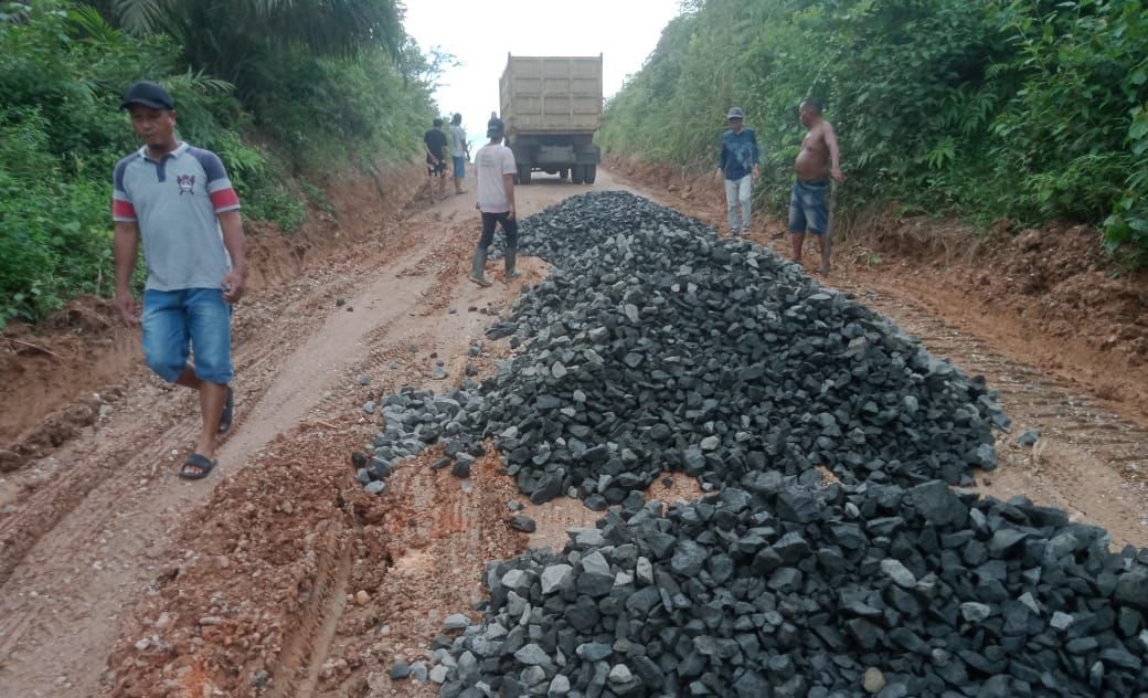 PTPN IV Bantu Perbaikan Jalan Lintas Tiga Desa