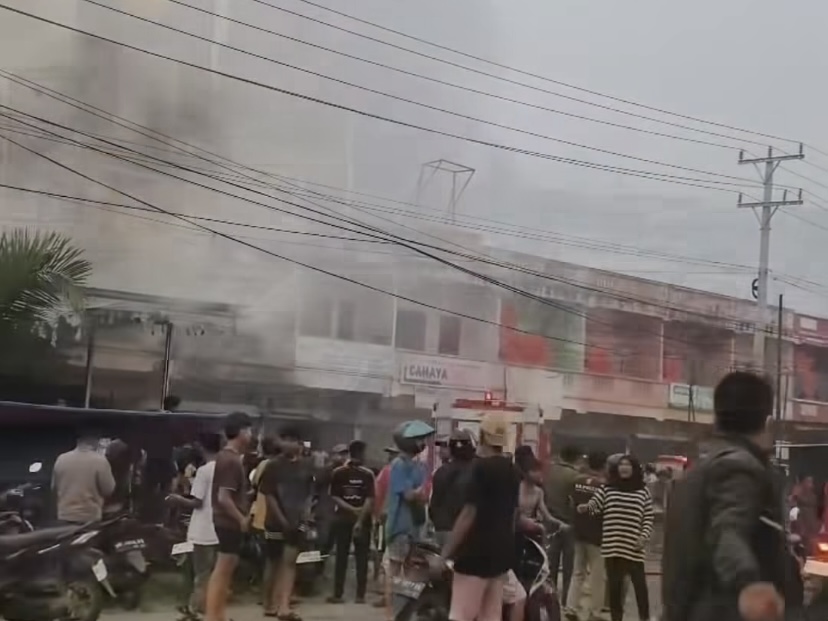 Toko Plafon di Pasar Muara Bungo Terbakar, Asap Hitam Mengepul Tebal