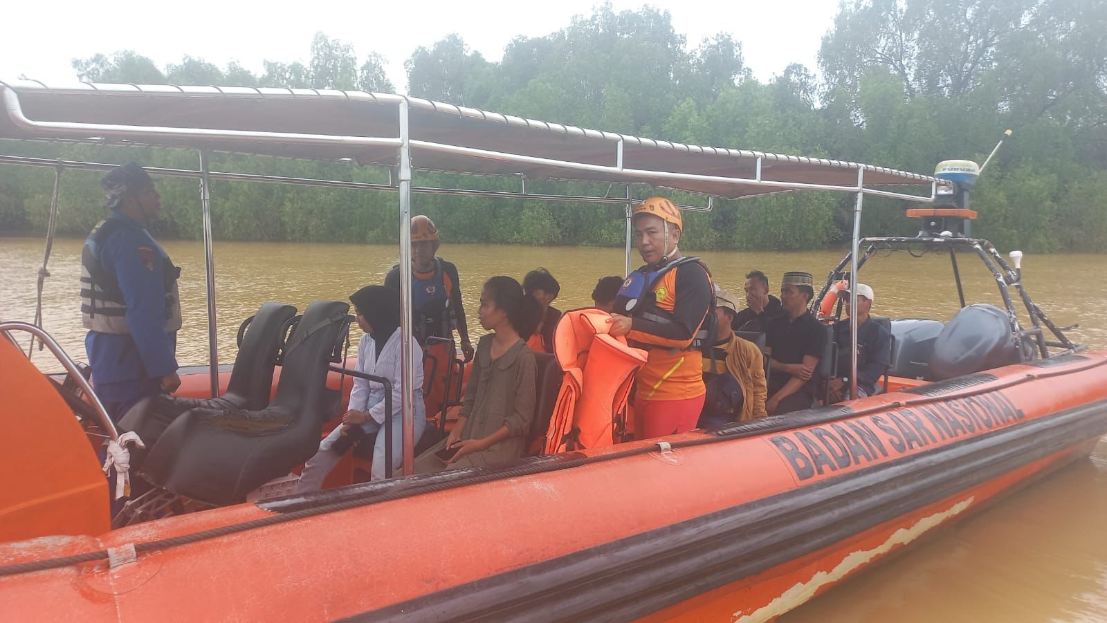 SAR Jambi Evakuasi 11 Penumpang Kapal Pompong di Peraiaran Ujung Jabung Kabupaten Tanjab Timur