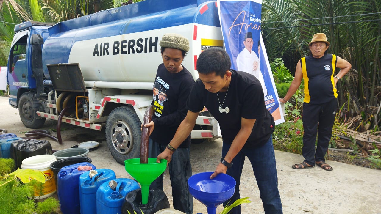 Bagikan Air Bersih di Selempang Merah, Warga Ucapkan Terima Kasih kepada Hairan-Amin