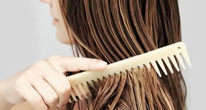 Benarkah Menyisir Rambut Saat Basah Berdampak Negatif? Ini Faktanya