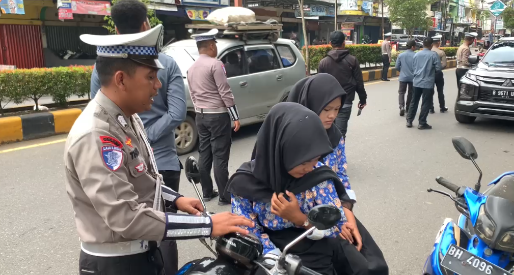 Razia Humanis, Pengendara Ditegur Santai dan Anak Sekolah Hafal Lagu Kebangsaan