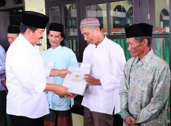 Menteri ATR/Kepala BPN Hadi Tjahjanto Serahkan 10 Sertifikat Masjid, Gereja, Wihara dan pura 