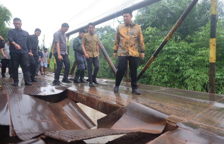 Akses Vital Masyarakat, Bupati BBS Tinjau Jembatan Rusak Desa Kebun IX 