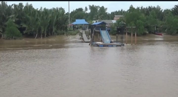 WARGA MINTA PEMERINTAH BANGUN DERMAGA PENYEBERANGAN BERKONSTRUKSI BETON DI KUALA INDAH