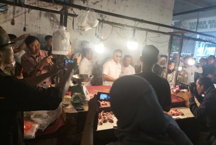 Kunker di Jambi, Mendag Zulkifli Hasan Berdialog Bersama Pedagang di Pasar Talang Banjar