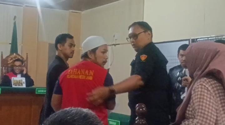 Keluarga Korban Histeris Usai Sidang Vonis Penikaman Pasar Angso Duo