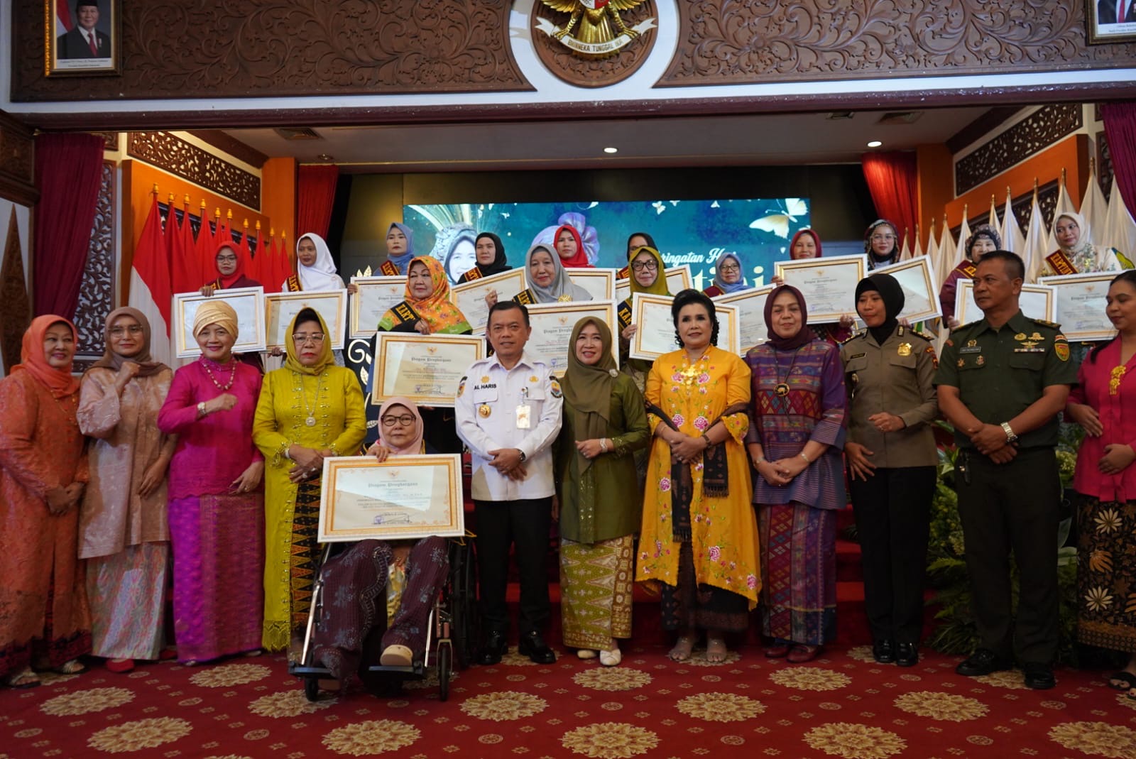 Gubernur dan Ketua Penasihat BKOW Jambi berikan penghargaan kepada perempuan Inspiratif 2025