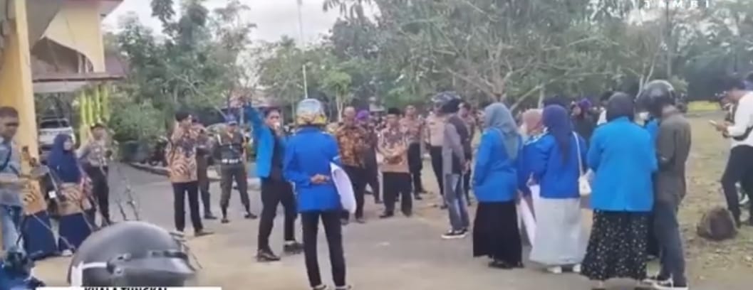 Puluhan Mahasiswa IAI AN-Nadwah Kuala Tungkal Gelar Aksi Demo 