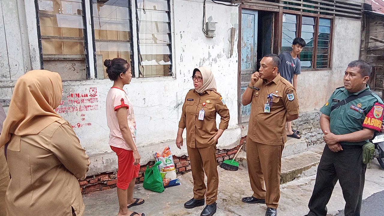 Turun Langsung, Dinas Sosial Kota Jambi Datangi Rumah Miskin Ekstrim Secara Langsung 