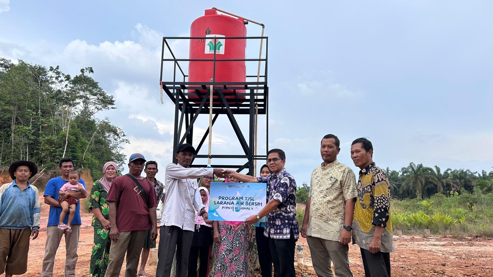 PTPN IV Regional 4 Bangun Sumur Bor Warga