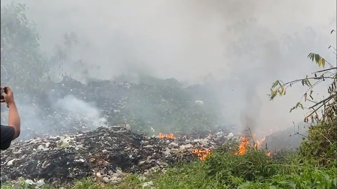 Eks Tumpukan Sampah di TPA Langling Merangin Terbakar