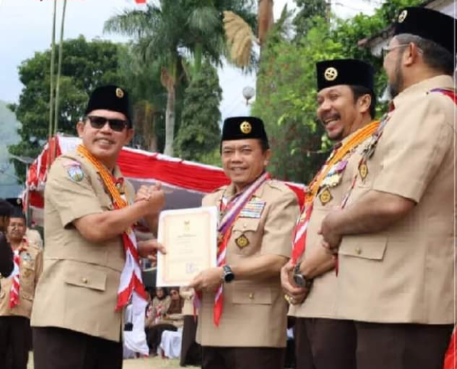 Terima Penghargaan Setia Lencana Pramuka di Sungai Penuh 