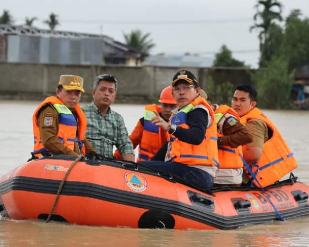 Gubernur Jambi Al Haris dan Walikota Ahmadi Pantau Titik Banjir di Sungai Penuh 