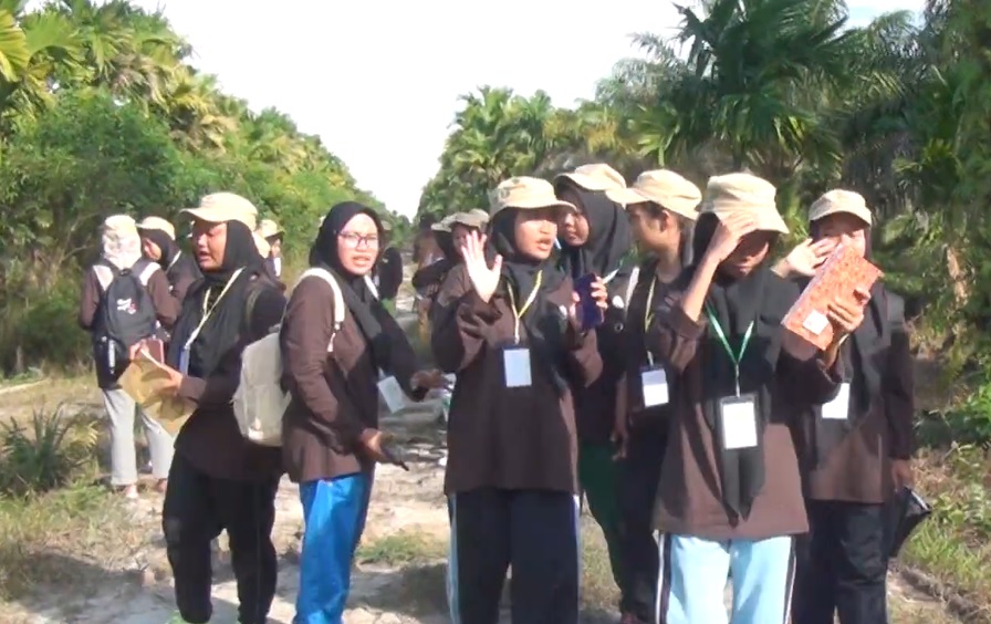 Dinas Kehutanan Provinsi Jambi Gelar Cipta Puisi dan Video Vlog di Desa Jati Mulyo