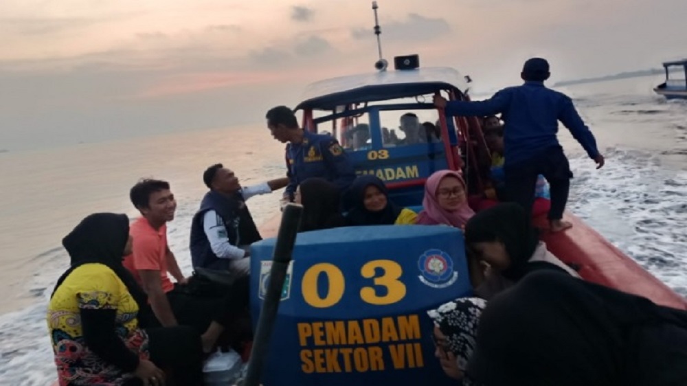 Ditengah Laut Kepulauan Seribu Kapal Mengalami Mati Mesin, 30 Penumpang di Evakuasi