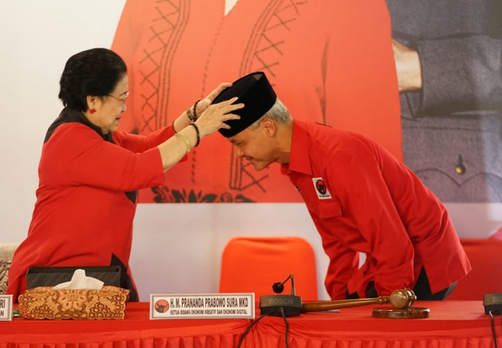 Berikan Kopiah Kepada Ganjar Pranowo, Megawati :  Identitas dari Nasional dan Religius Bangsa Kita