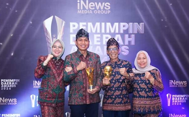 Bupati Batanghari Fadhil Arief Terima Penghargaan Pemimpin Daerah Award 2024