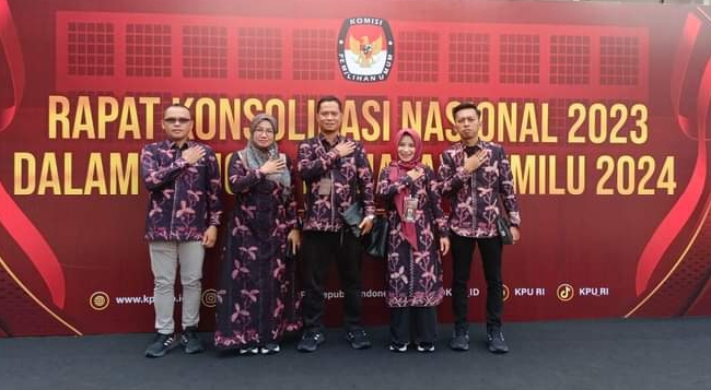 Kompak Team KPU Muaro Jambi Menggunakan Batik Kejora Karya Warga Binaan Lpp Jambi