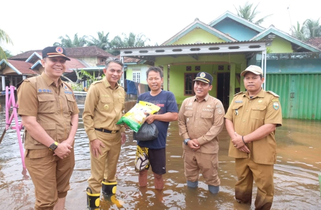 Pemerintah Salurkan Bantuan Sembako di Desa Tantan Muaro Jambi