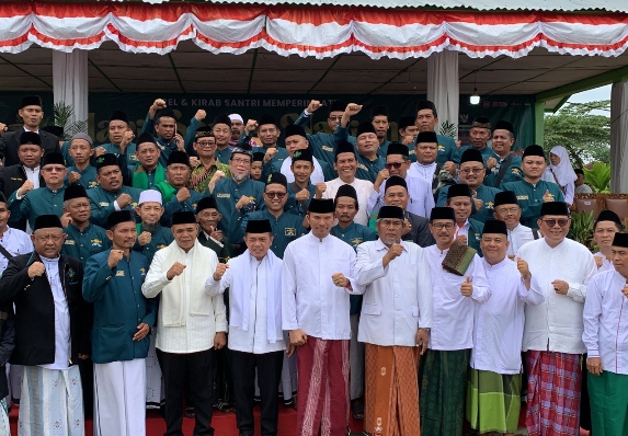 Pakai Sarung, Edi Purwanto Hadiri Apel Hari Santri Nasional di Kabupaten Tebo