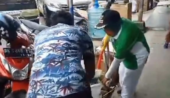 Aksi Mursida Camat Pasar di Kota Jambi yang Menertibkan Pedagang dengan Mengambil Sampah