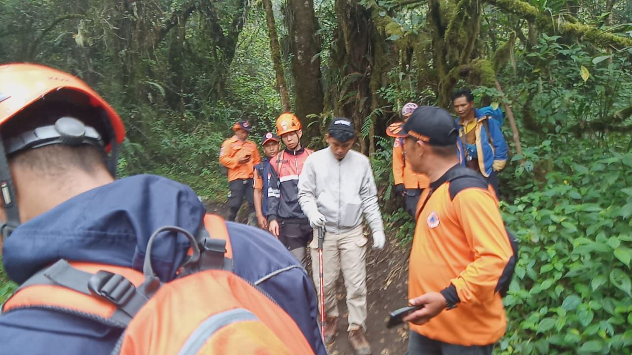 Evakuasi Pendaki yang mengalami Hipotermia di Shelter 2 Gunung Kerinci