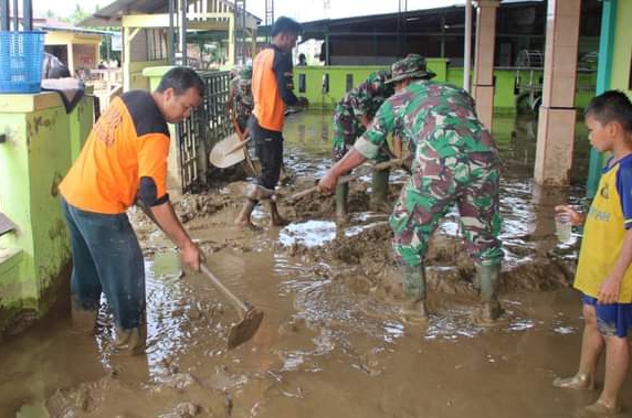 Bantu Warga Terdampak Banjir, Babinsa Bersihkan Batu Dan Kayu di Jalan