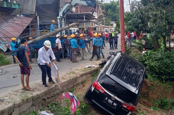 Mobil Inova Tabrak Tiang Listrik di Jalan Pattimura, Korban Diduga Seorang PNS