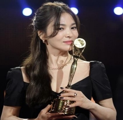 Waw! Song Hye Kyo Mendapatkan Penghargaan Daesang di Blue Dragon