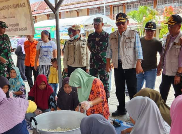 Wali Kota Ahmadi dan Pangdam II Sriwijaya serahkan Bantuan Bagi Korban Banjir di Sungai Penuh 