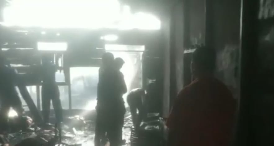Di Duga Konseleting Listrik, Satu Rumah Terbakar Bagian Dapur di Jalan Barito 2