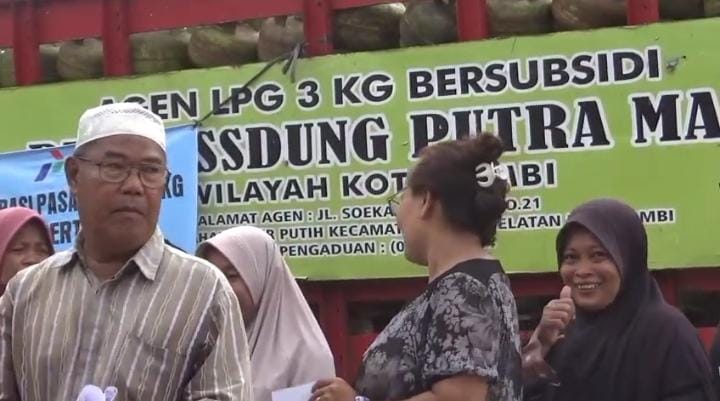 Ratusan Emak-Emak Serbu Elpiji 3 Kg di Pasar Murah Kota Jambi