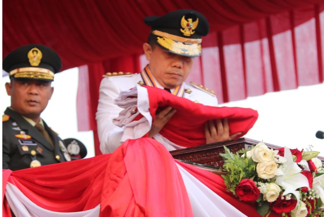 Pimpin Upacara  Penurunan Bendera Merah Putih, Gubernur Jambi Al Haris Tinggalkan Pesan untuk Masyarakat