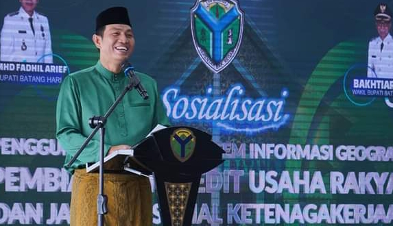 Bupati Batang Hari Fadhil Arief Terima Penghargaan Smart City dari Menteri Kominfo