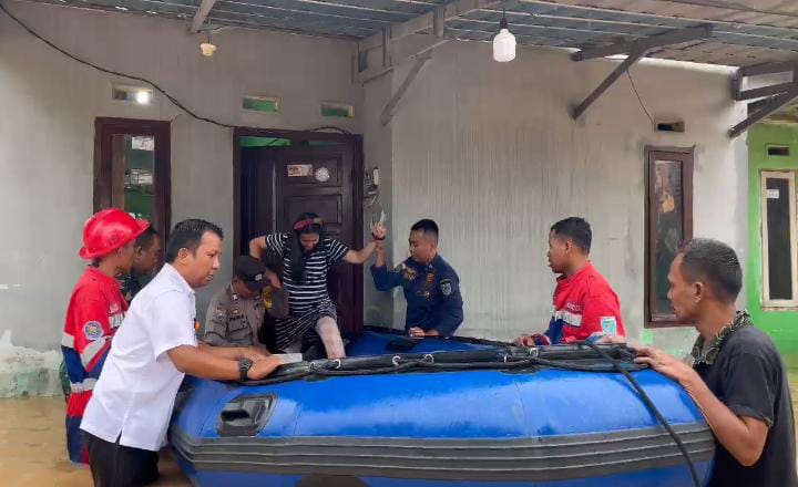 Ibu Hamil Terjebak Banjir di Kenali Asam, Damkartan Kota Jambi Lakukan Evakuasi