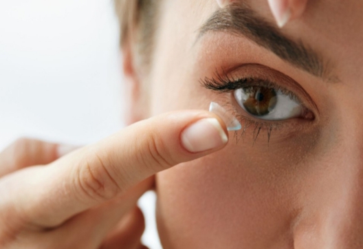 Sering Menggunakan Softlens? Ini Tips Aman Menggunakannya