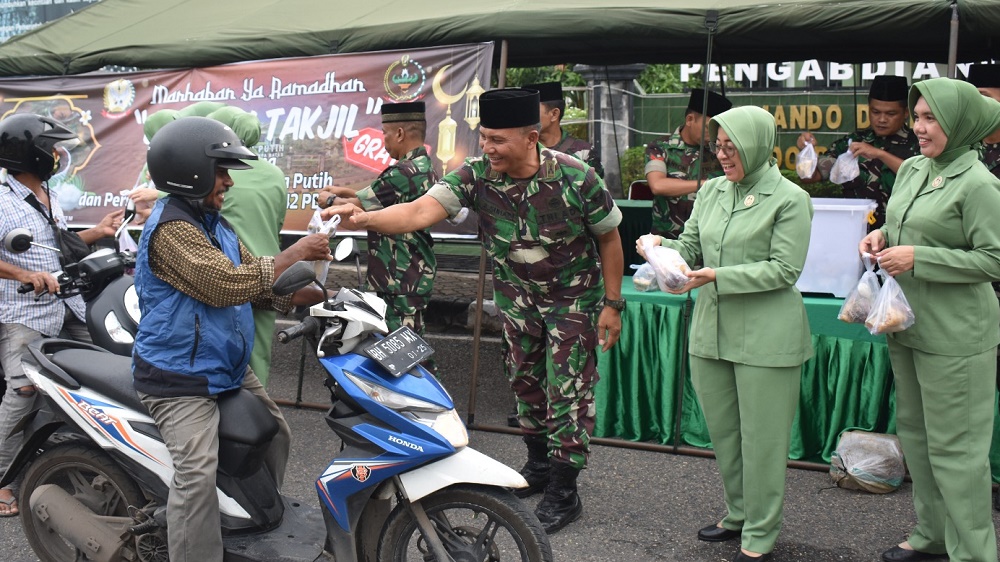 Bulan Ramadan, Korem 042/Gapu Berbagi Takjil Kepada Masyarakat