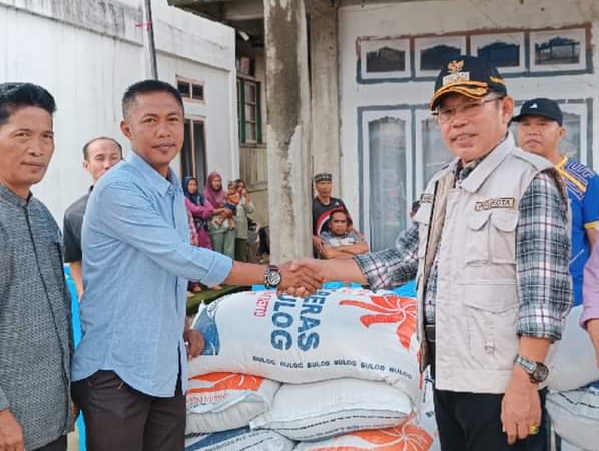 Jelang Ramadan, Pemerintah Sungai Penuh Pantau Banjir dan Serahkan Bantuan Pangan