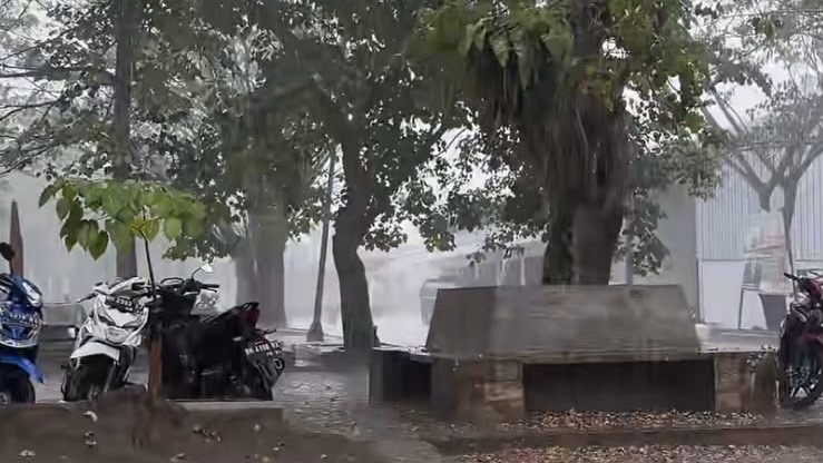 Guyuran Hujan Basahi Kawasan Candi Muaro Jambi