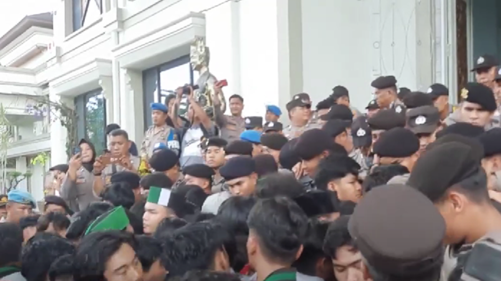 Aksi Demonstrasi Mahasiswa di Halaman Gedung DPRD Provinsi Jambi Diwarnai Aksi Saling Dorong