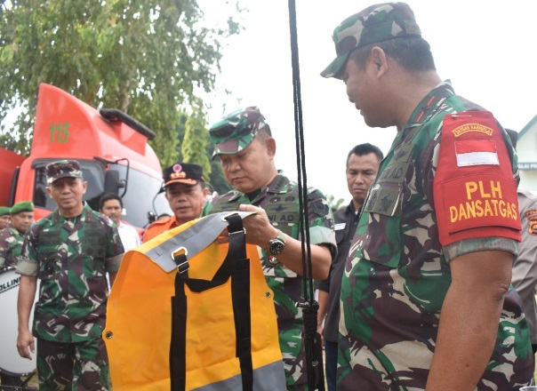 Kasad TNI Cek Perlengkapan Personil dalam Penanganan dan Pencegahan Karhutla di Jambi