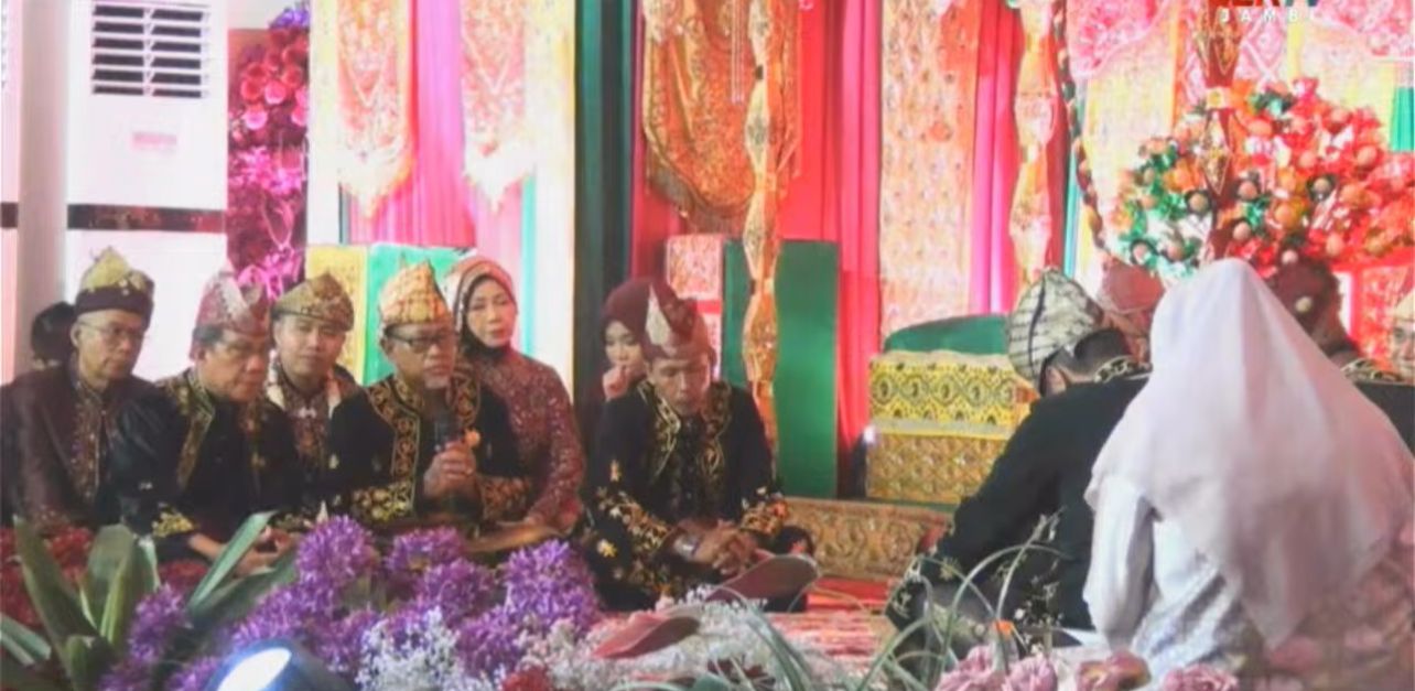 Resepsi Pernikahan Esy-Iqbal Digelar Adat Melayu Jambi
