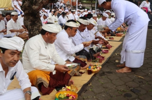 Persembahyangan Saraswati Dipindahkan Sementara Ke Pura Agung, Lokanatha Lumintang.