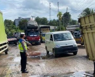 H+6 Jalan Lintas Mestong Muaro Jambi Ramai Arus Balik Kendaraan